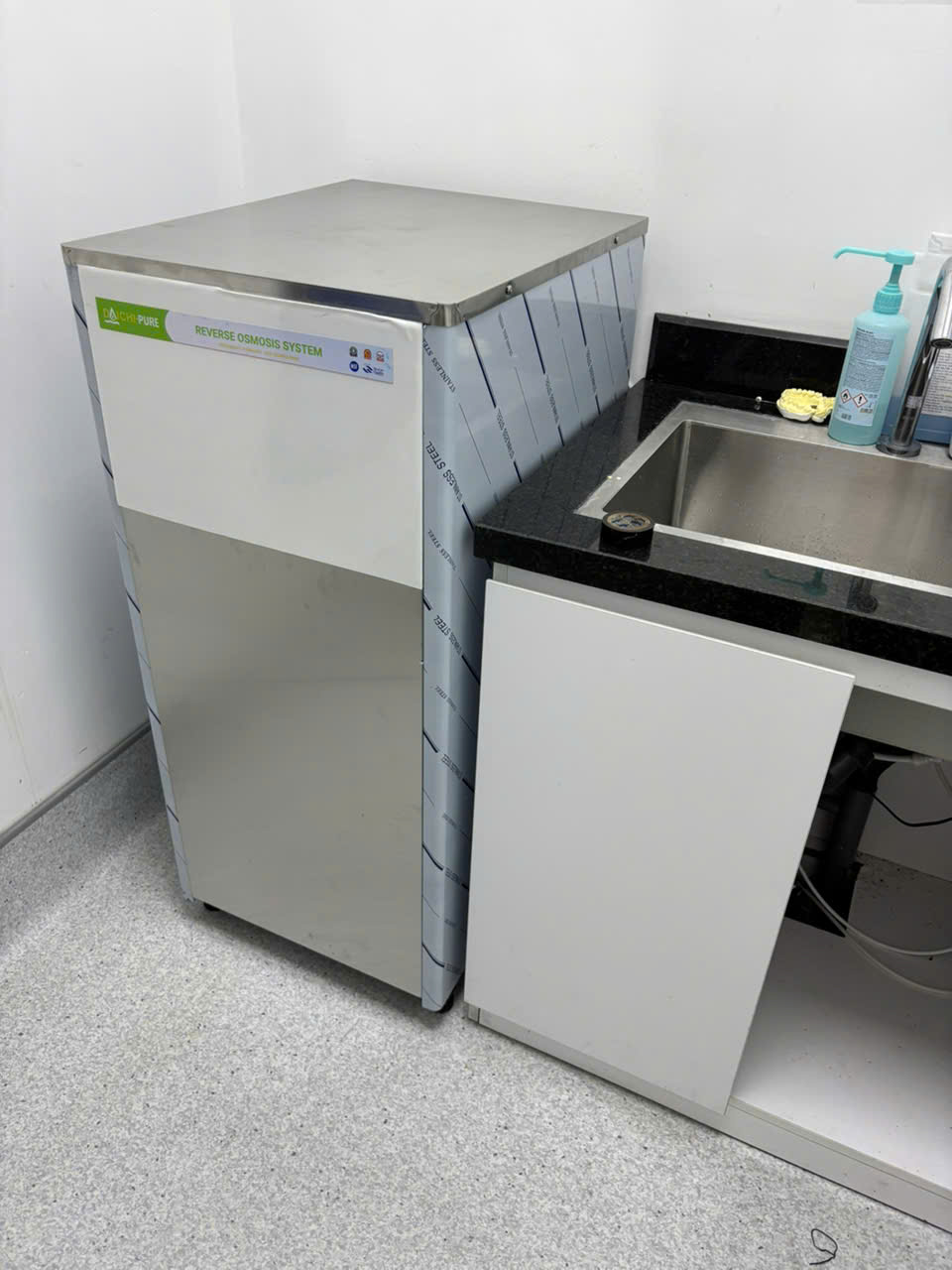 Máy lọc nước ro 100 lít tủ inox 304 nguyên khối Máy lọc nước ro 100 lít tủ inox 304 nguyên khối